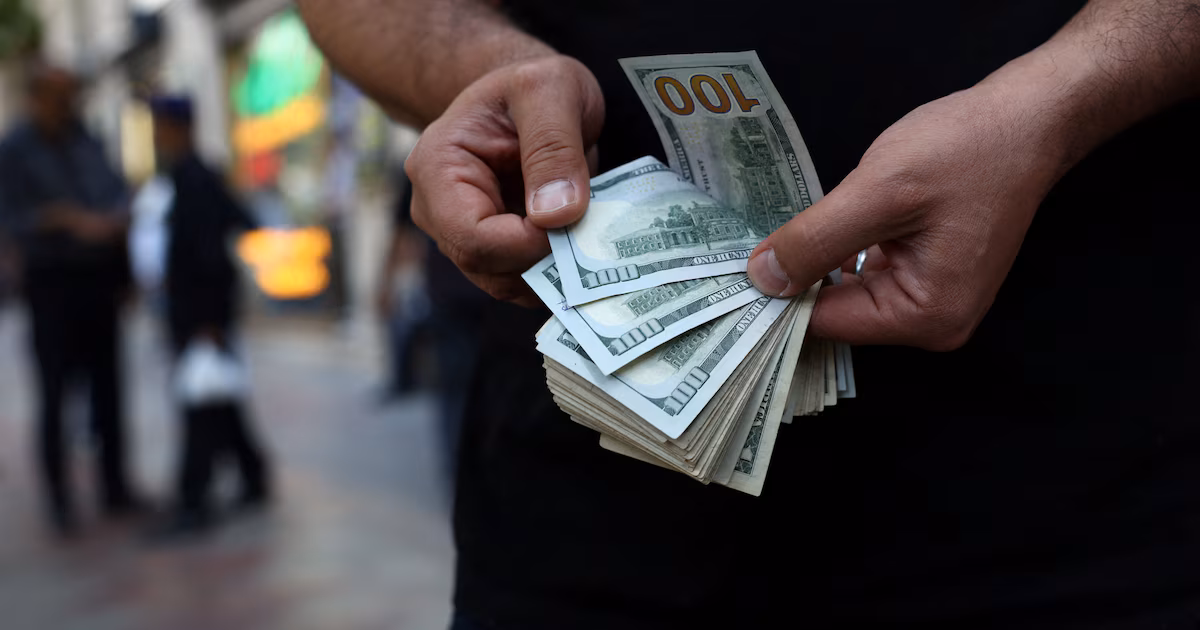 El dólar mayorista cerró la semana a la baja y quedó al borde de los 1.500 pesos