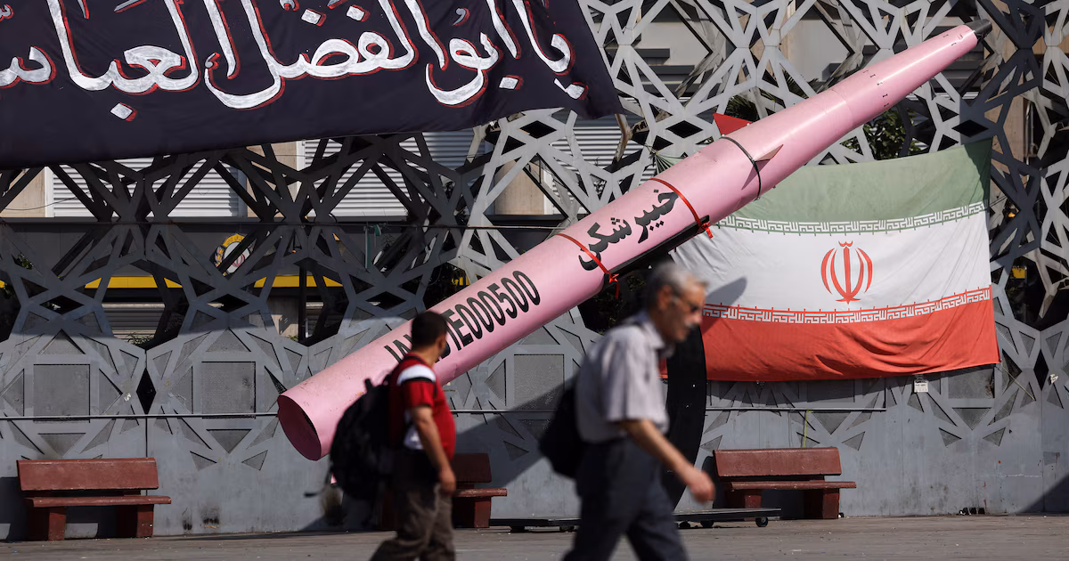 La Guardia Revolucionaria de Irán mantiene el bloqueo de Ormuz y advirtió que su estrategia es la “resistencia sin fin”Teherán negocia con Omán el futuro del estrecho mientras crecen los ataques a buques y los hutíes golpean una instalación petrolera saudita