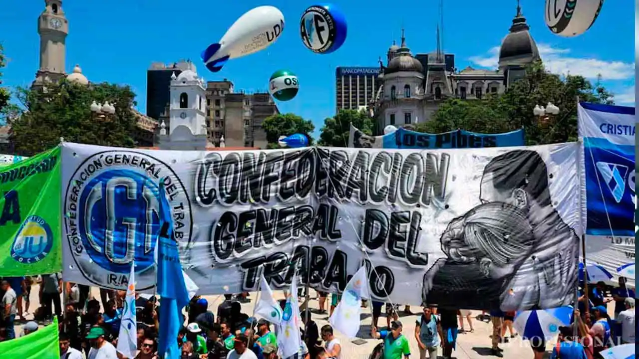 La CGT, las CTA y los movimientos sociales marchan al Congreso contra las leyes que impulsa Milei