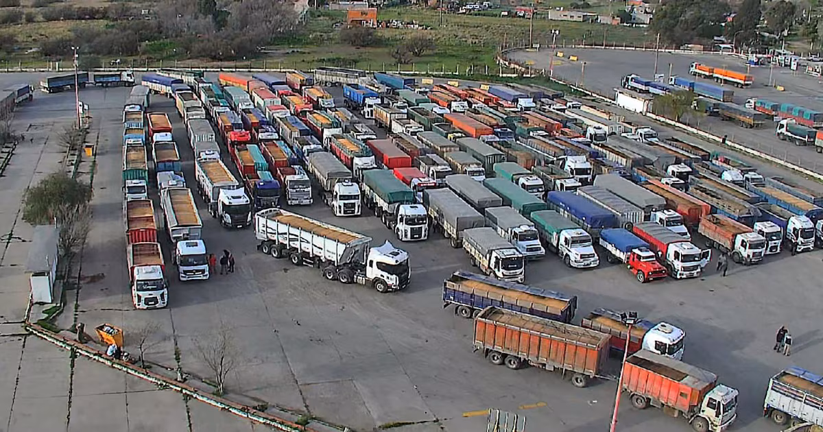 Preocupación en el puerto de Bahía Blanca: hay más de 400 camiones varados por un conflicto gremial
