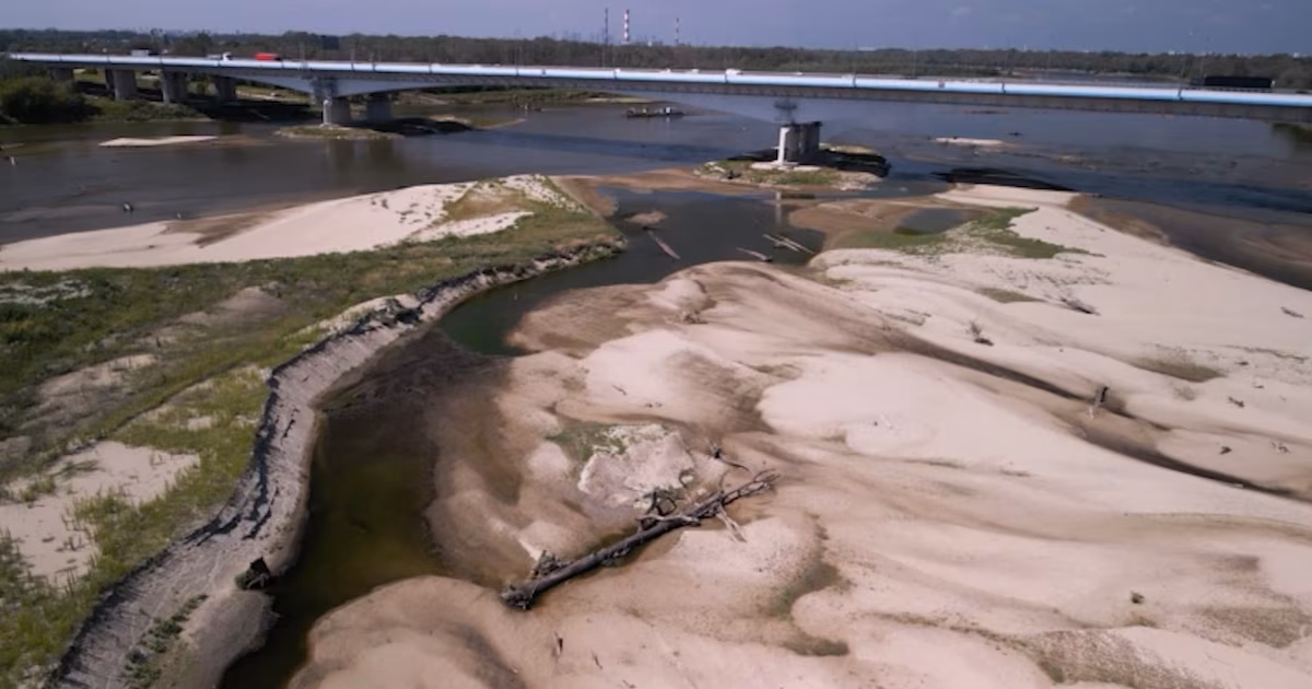 Polonia enfrenta su peor sequía en años, con ríos en niveles históricamente bajosEl río San alcanzó un mínimo récord y el Vístula muestra bancos de arena nunca vistos, mientras una nueva ola de calor empuja las temperaturas hacia los 40°C en el sur del país