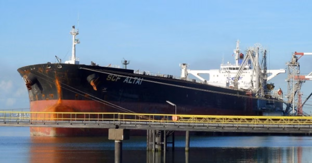 Sin dueño, sin bandera y sin seguro: el petrolero de la flota fantasma rusa sigue derramando crudo en Omán y crece la alerta ambientalEl Caroline Bezengi, con 800.000 barriles de combustible a bordo, lleva semanas varado en una reserva natural marina frente a Dhofar, mientras la mancha ya supera los 390 kilómetros cuadrados