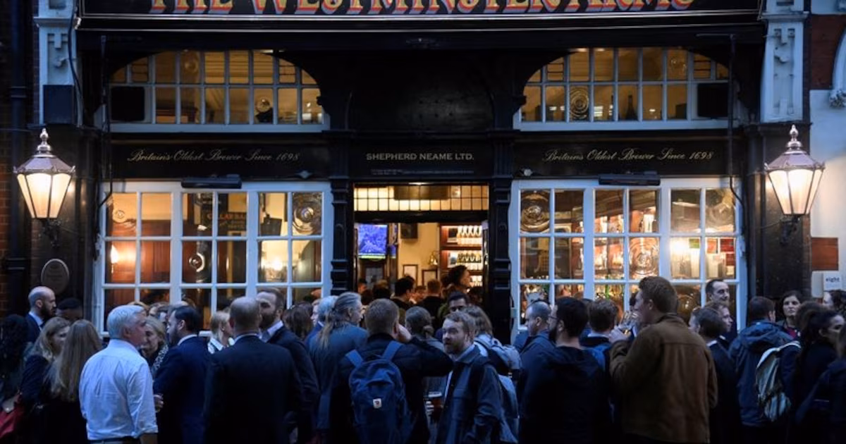 Polémica en Reino Unido: un gobierno local propone limitar el consumo de alcohol en pubs y baresLa consulta pública propone más asientos, servicio en mesa para bebidas y comida, reducción de áreas de barra para desincentivar la embriaguez excesiva en el Soho y el West End