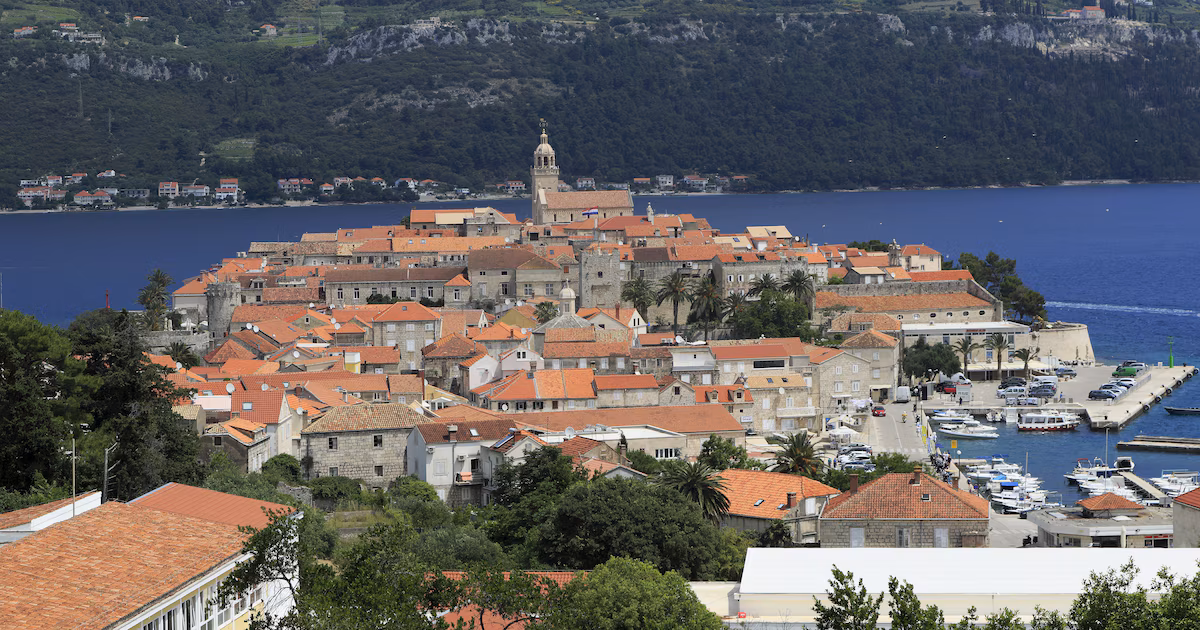 310 metros de casco medieval, una catedral con mezcla de estilos y un reloj lunar: así es Korčula, la isla que asegura ser cuna de Marco PoloEste enclave concentra capas de influencia mediterránea, oriental y dálmata en un recinto amurallado que desde 2007 espera el reconocimiento de la Unesco mientras permanece al margen de los grandes circuitos turísticos