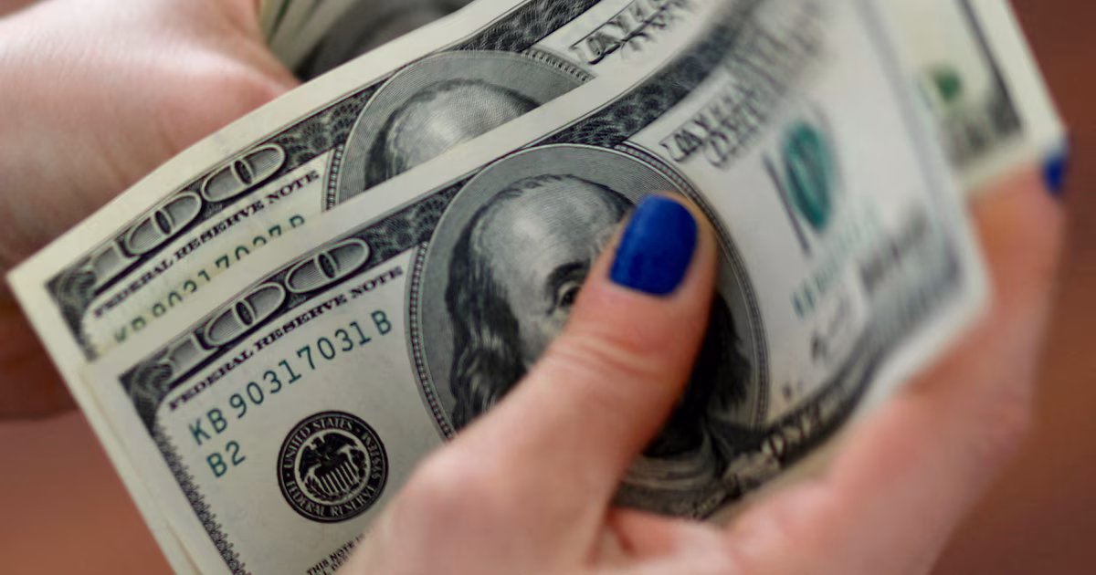 El dólar cerró la semana a la baja y tocó un precio mínimo en lo que va de agosto
