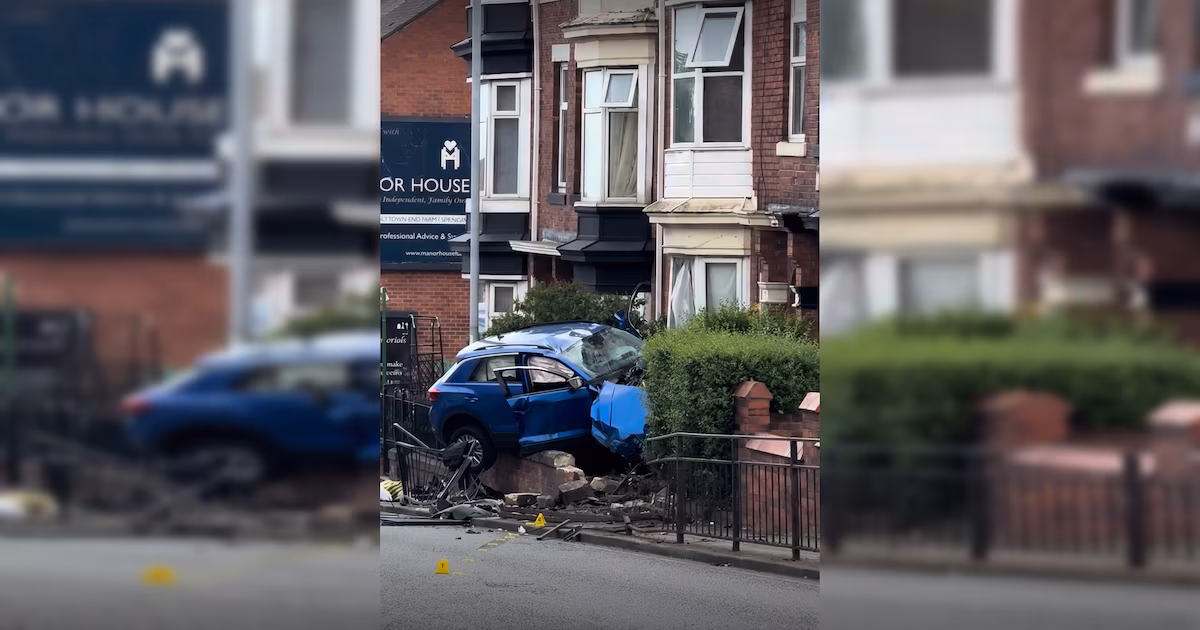 Reino Unido: un auto se incrustó en una vivienda de Sunderland y dejó a un joven en estado críticoUn Volkswagen T-Roc azul se estrelló contra el jardín delantero en el noreste de Inglaterra. El conductor, de unos 20 años, fue arrestado por sospecha de conducción temeraria y liberado bajo fianza