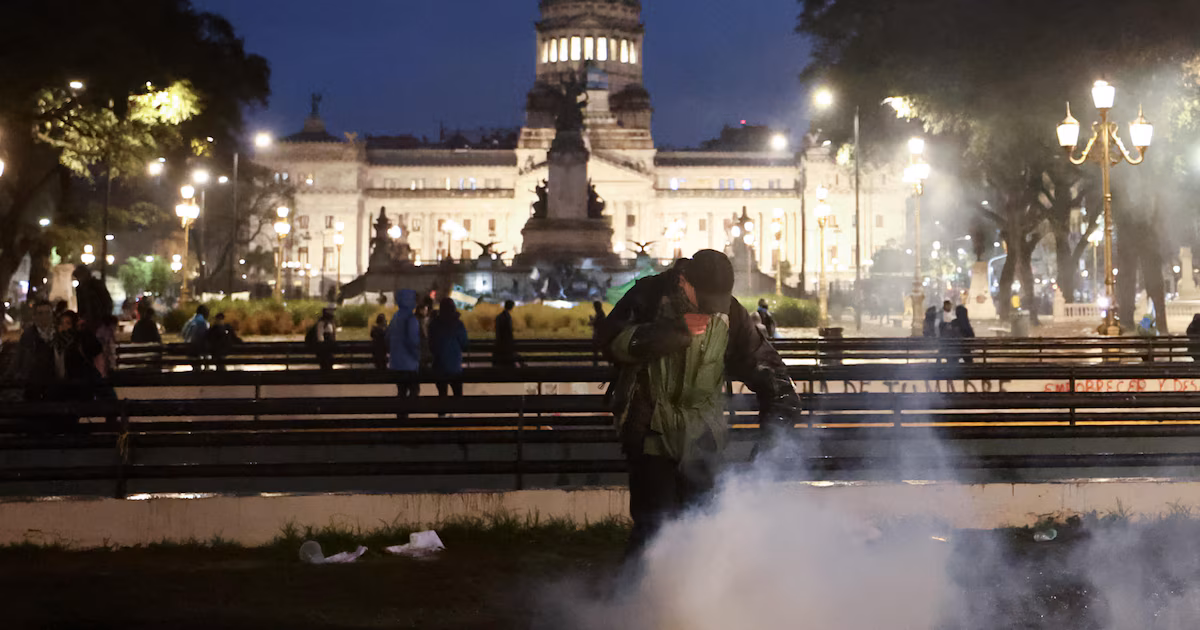 Reparto de culpas en la Casa Rosada por la Ley de Tierras: críticas internas, fallas en la comunicación y tensión en la calle