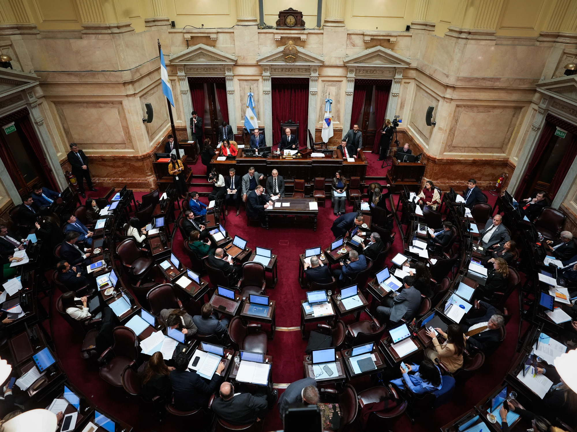 Senado: el oficialismo aprobó la ley que acelera desalojos pero tuvo retirar otro capítulo para evitar una derrota