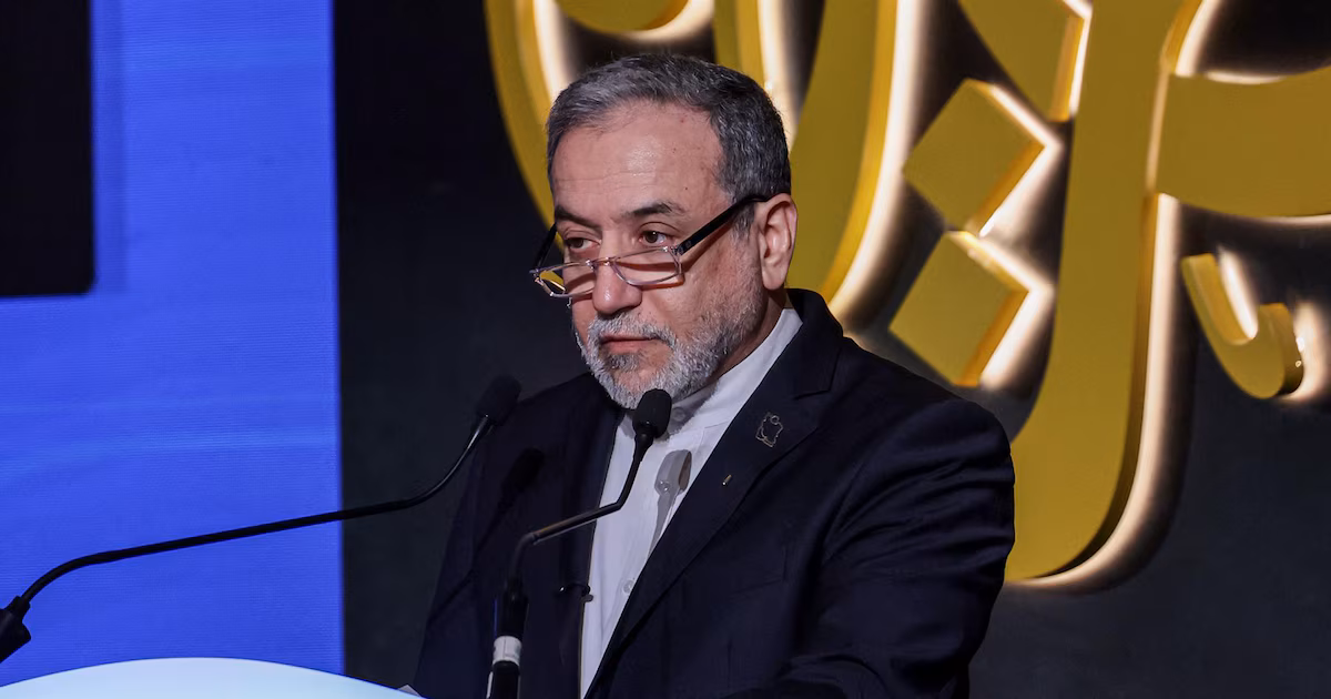 Irán afirmó que está “muy cerca” de un acuerdo con Omán sobre una nueva ruta marítima en el estrecho de OrmuzEl canciller Abbas Araqchi indicó que las negociaciones se centran en la creación de una vía temporal de navegación, que estaría en vigor mientras ambos países resuelven aspectos técnicos y jurídicos para una ruta definitiva