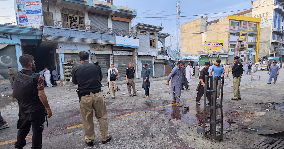 Al menos 14 muertos en un atentado suicida contra una comisaría en Pakistán durante una manifestación por la pazEl atentado ocurrió en el valle de Swat, una de las zonas más golpeadas por el terrorismo, y dejó más de una veintena de heridos
