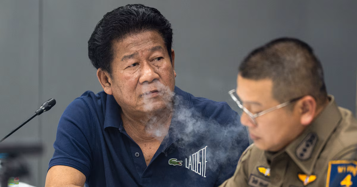 Conmoción en Tailandia: un ex diputado mató a tiros a un funcionario por una deuda y se entregó a la policíaEl ataque ocurrió en el estacionamiento del organismo administrativo provincial en Nonthaburi, al norte de Bangkok, cuando el agresor se acercó al vehículo del titular y disparó por la ventanilla, dejando además a un chofer lesionado