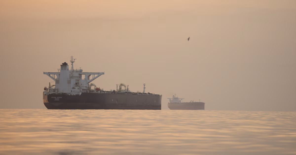 Un proyectil impactó contra un buque cisterna frente a las costas de Omán y causó daños en la sala de máquinasLa agencia británica de Operaciones de Comercio Marítimo detalló que la sala de máquinas de la embarcación fue dañada. No se registraron heridos en el hecho que ocurrió a 20 kilómetros de la costa de Lima