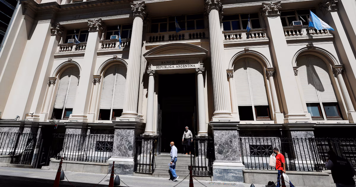 Suben las tasas de interés: cuál es la señal que dio el Gobierno para el dólar, el crédito y la actividad