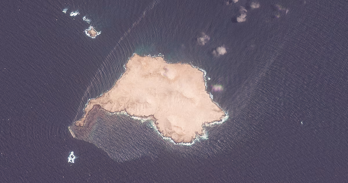 Alertan por un posible desastre ambiental en Omán tras el derrame de petróleo de un buque vinculado a la flota fantasma rusaImágenes satelitales verificadas por la agencia AFP muestran una extensa mancha de petróleo que se extiende desde un buque encallado desde hace más de un mes cerca de la isla al-Qibliyyah, integrante del archipiélago de al-Hallaniyat, una zona que Omán declaró reserva marina el año pasado por su elevada biodiversidad