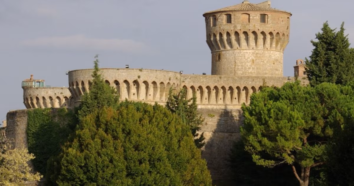 Entre celdas y escenarios: cómo el teatro está cambiando la vida de presos en ItaliaEn la cárcel de Volterra, una de las más antiguas del país, la compañía Compagnia della Fortezza reúne desde hace casi 40 años a internos y profesionales de la escena en un proyecto que busca abrir nuevas formas de expresión y contacto con la sociedad
