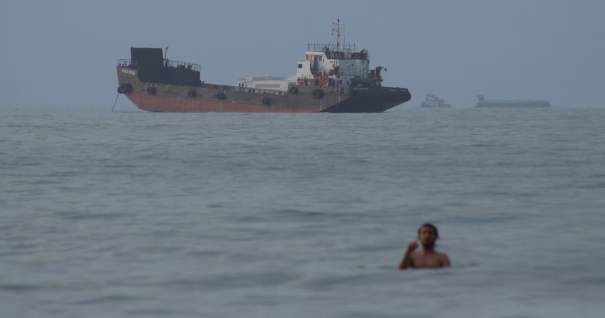 El régimen iraní amenazó con ampliar el cierre de rutas marítimas estratégicas si EEUU mantiene su bloqueo navalEl titular del Consejo Supremo de Seguridad Nacional de Irán advirtió que Teherán está dispuesto a endurecer las medidas sobre el estrecho de Ormuz y podría extenderlas a otros puntos clave para el comercio internacional