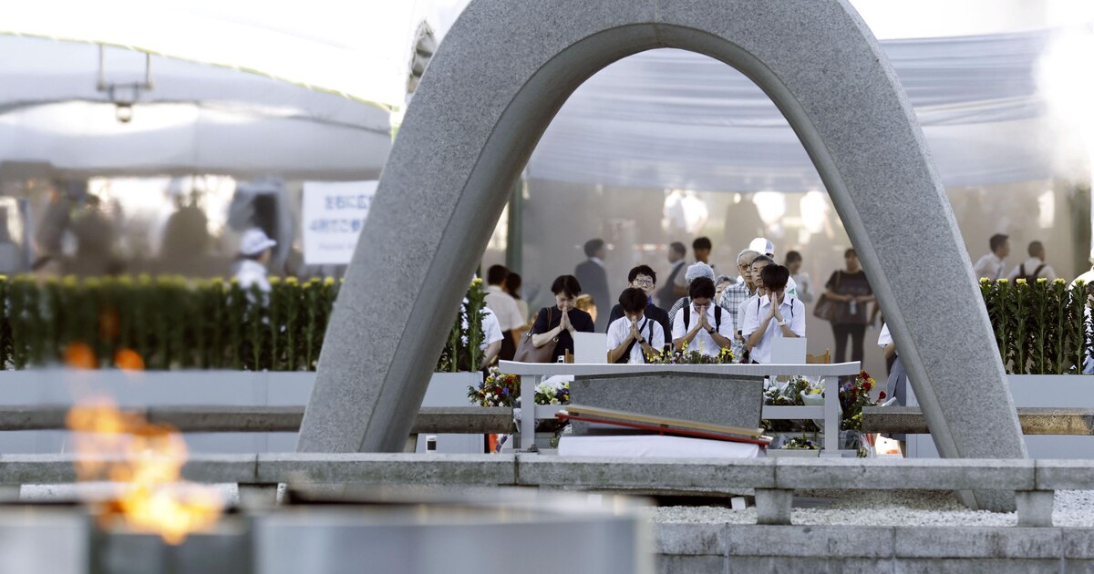 Japón conmemoró los 81 años del bombardeo atómico en Hiroshima con un llamado a eliminar las armas nucleares y evitar nuevas guerrasLa ceremonia se realizó en el Parque Conmemorativo de la Paz de Hiroshima ante unas 50.000 personas. A las 8:15 de la mañana, la hora exacta en que un bombardero estadounidense B-29 lanzó la bomba atómica sobre la ciudad el 6 de agosto de 1945, los asistentes guardaron un minuto de silencio al sonar la campana de la paz