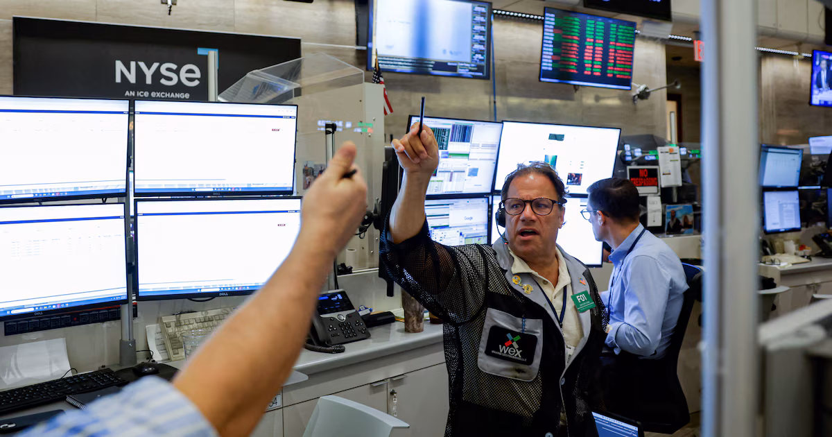 Jornada financiera: cayó con fuerza el riesgo país, las acciones argentinas operaron dispares y subió el dólar