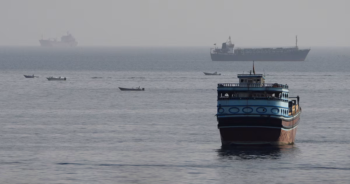 Los rebeldes hutíes forzaron el cambio de rumbo de seis petroleros saudíes: deberán rodear África para evitar el mar RojoSeis naves con pabellón del reino desviaron su travesía hacia el Cabo de Buena Esperanza, según registros AIS, y se alejaron de Bab el-Mandeb para evitar la ruta habitual por el canal de Suez