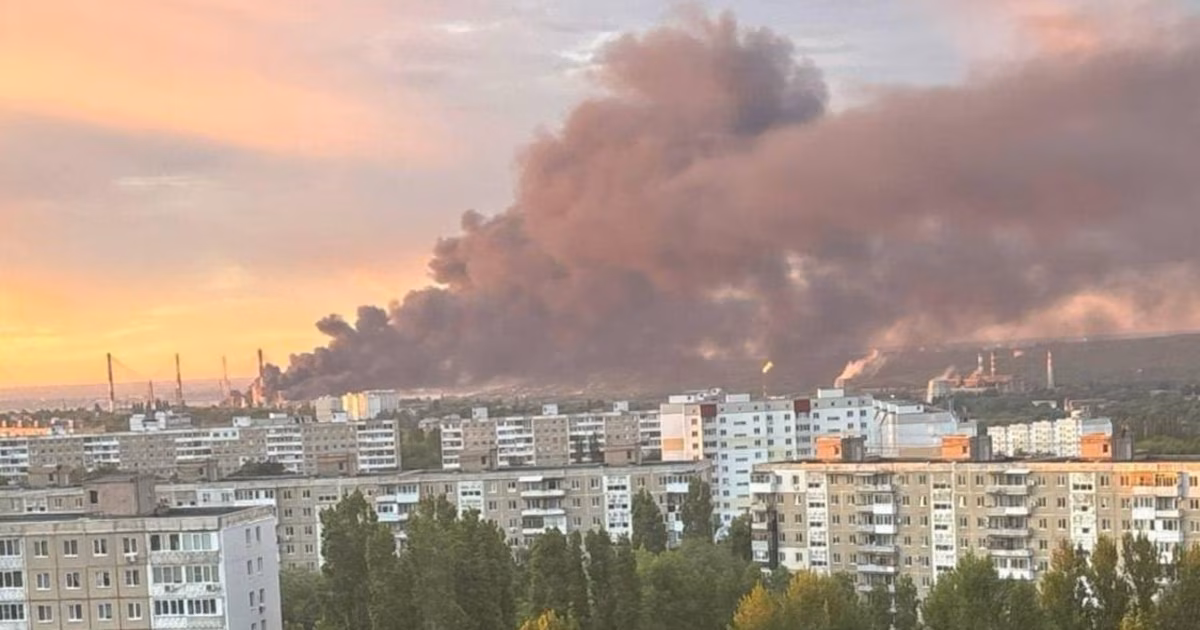 Ucrania reivindicó ataques con drones contra infraestructuras clave de Rusia para reducir su potencial económico y militarEl Estado mayor informó en redes sociales que la ofensiva alcanzó una refinería en Sarátov, un aeródromo en Engels y otros puntos logísticos, con la meta declarada de mermar capacidades de Moscú