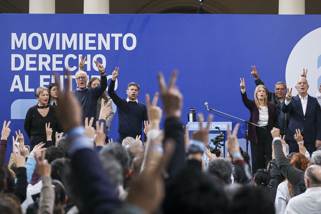 Ministros de Axel salen a la cancha en la construcción territorial