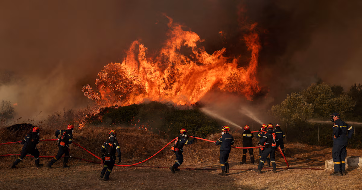 Un voraz incendio forestal obligó a evacuar zonas residenciales cerca de AtenasEl fuego se declaró en Kouvaras, al sureste de la capital griega, y movilizó a casi 200 bomberos, aeronaves y decenas de vehículos. Las autoridades mantienen la vigilancia ante las altas temperaturas y las ráfagas de viento que continúan afectando la región