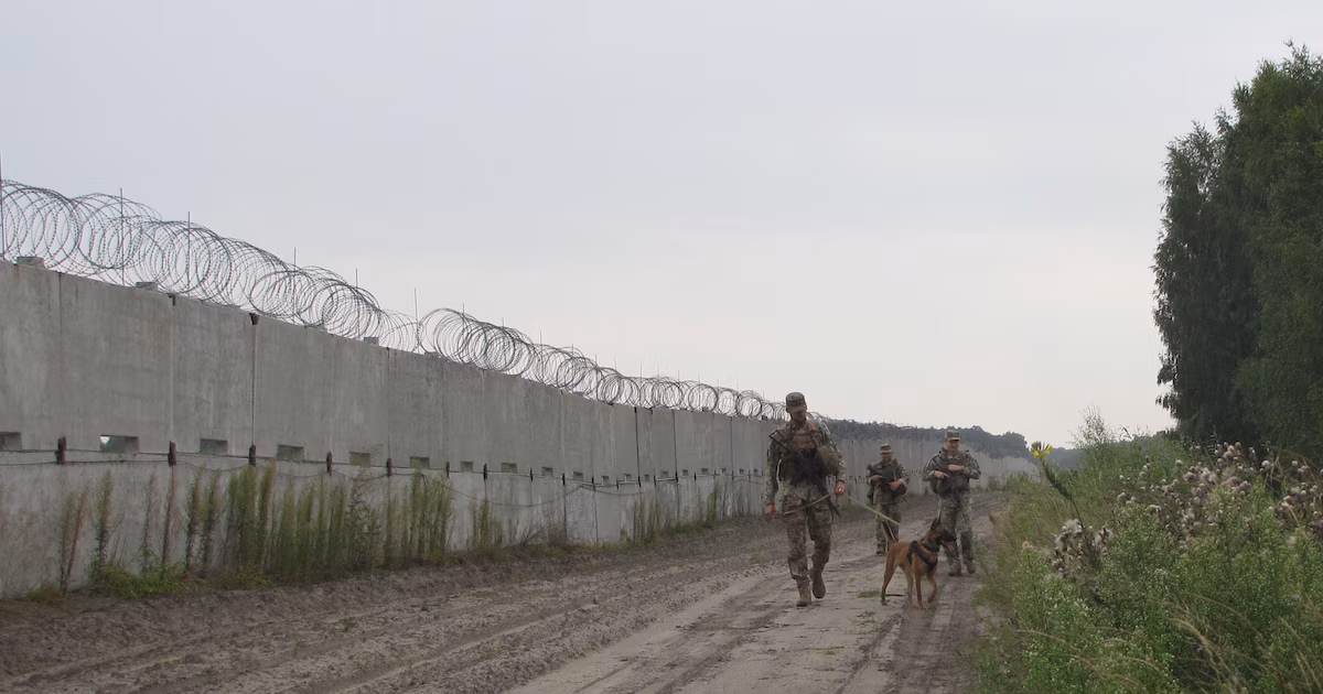 Ucrania está reforzando su frontera con Bielorrusia por temor a un posible ataque desde ese paísMilitares intensifican trabajos en Volinia para frenar eventuales incursiones, mientras comunidades locales sufren el impacto del cierre de los pasos