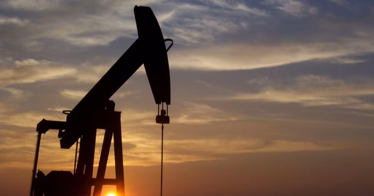 El precio del petróleo cayó con fuerza por las perspectivas de un alto el fuego en Medio OrienteLa cotización del Brent bajó a 83,77 dólares y el WTI se movió cerca de 80 dólares, luego de que Washington frenara una operación militar y anunciara contactos con Teherán, según Reuters, AFP y EFE