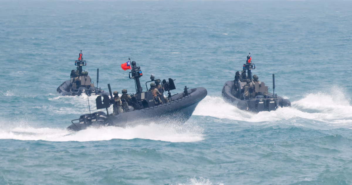 Taiwán realizó un simulacro militar de ataque costero con drones y lanchas ante la presión del régimen chino“El objetivo de Han Kuang es utilizar tropas, terreno y equipo real para poner a prueba la coordinación del mando, la capacidad de respuesta en combate y las capacidades de defensa del territorio nacional”, afirmó el presidente taiwanés Lai Ching-te, quien supervisó las maniobras