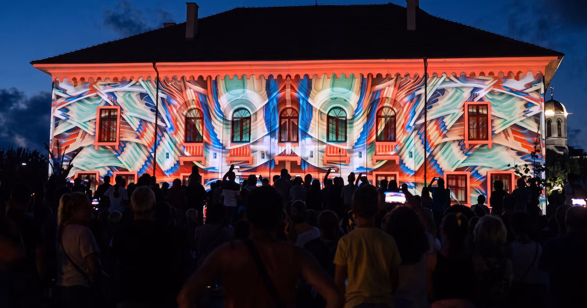 Un festival de arte digital iluminó la costa del mar Negro en BulgariaLa muestra gratuita reunió instalaciones de luz y proyecciones nocturnas en Tsarevo, Varvara, Ahtopol y Sinemorets, con artistas de ocho países y un recorrido que unió paisaje, tecnología y espacio público