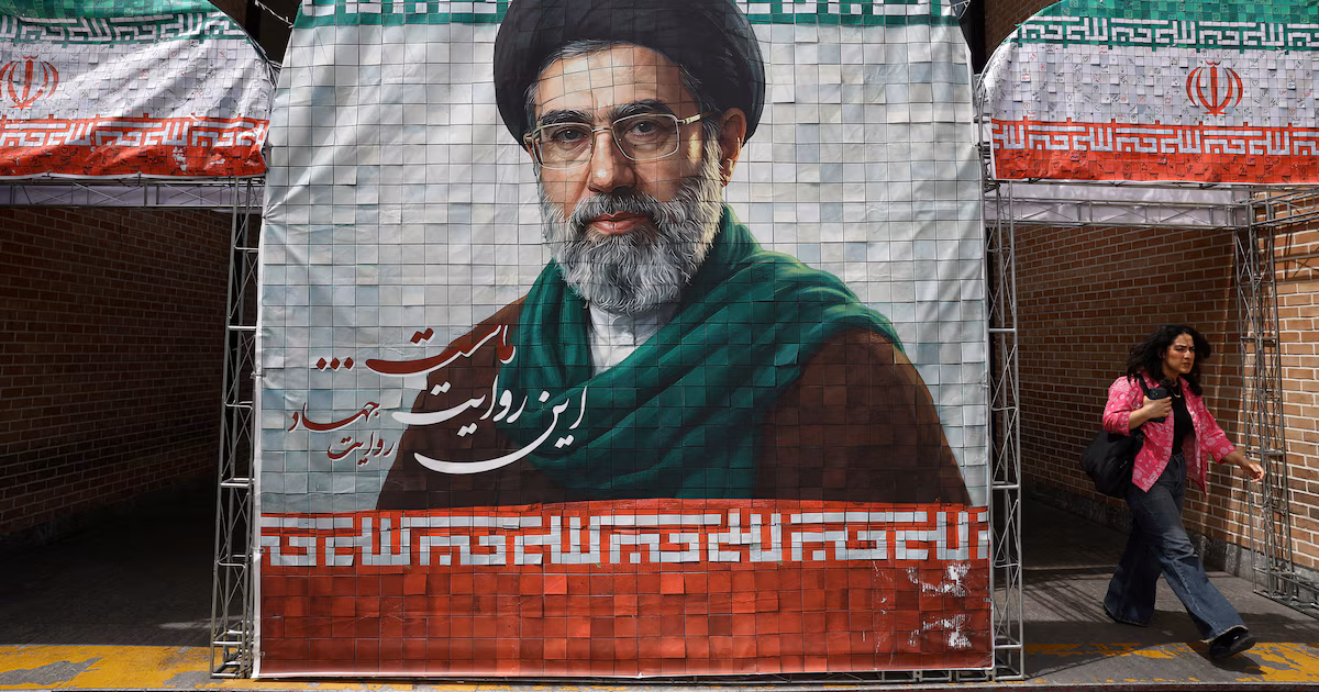 Irán dijo que el presidente se reunió con Mojtaba Khamenei en medio de las especulaciones sobre la salud del líder supremoLa prensa estatal informó sobre el encuentro entre Pezeshkian y el ayatollah, quien no aparece en público desde marzo tras el ataque en el que murió su padre. El régimen prometió difundir pronto imágenes suyas para acallar los rumores