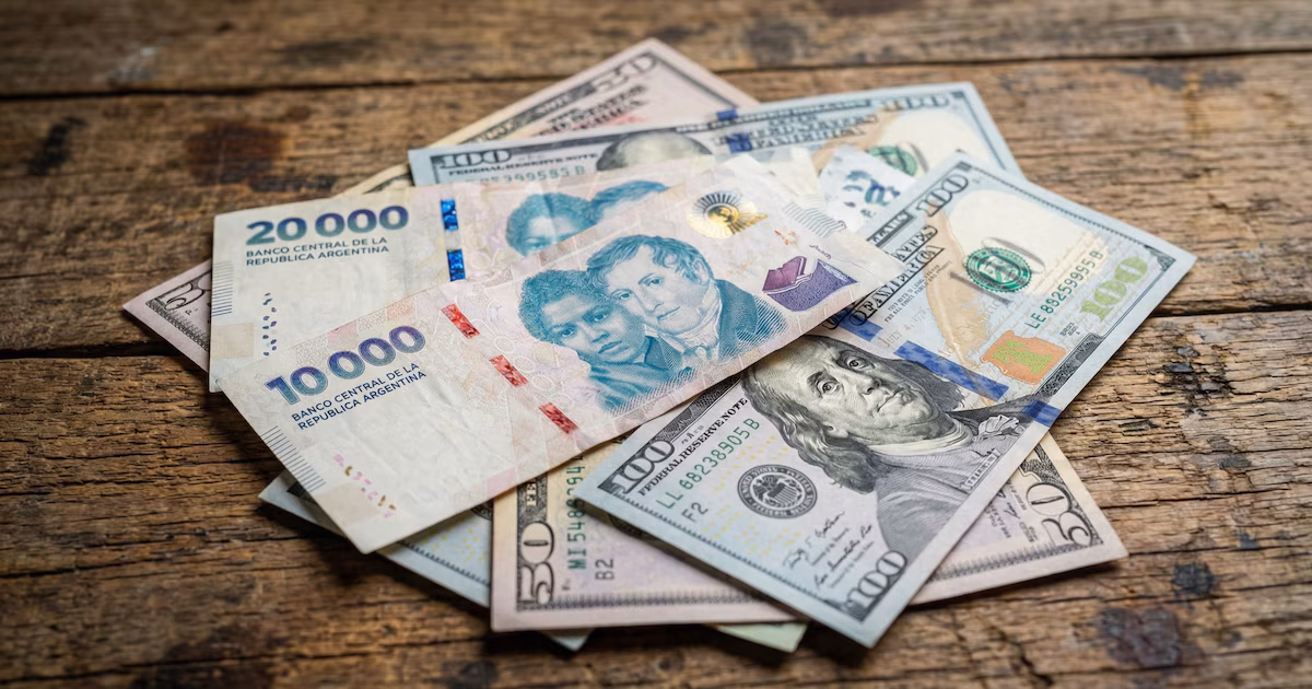 Mientras busca que los argentinos saquen los “dólares del colchón”, Caputo se armó su propio colchón de pesos