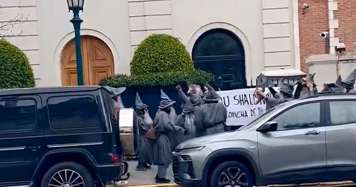 Quiénes son los “Gandalfs” que protestaron disfrazados de magos frente a la mansión de Peter Thiel en Palermo
