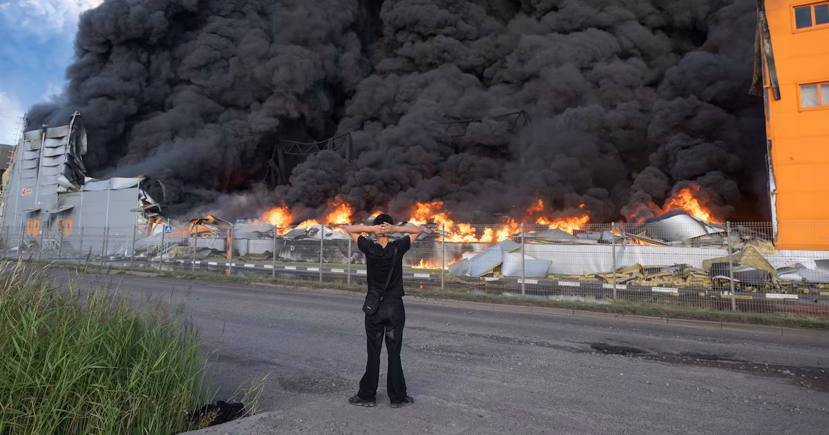 Los drones de largo alcance ucranianos llegaron a los Urales para bombardear otro almacén de Wildberries en RusiaA más de 2.000 kilómetros de la frontera con Ucrania, los aviones no tripulados incendiaron depósitos en Ekaterinburgo, la cuarta ciudad más grande del país gobernado por Putin