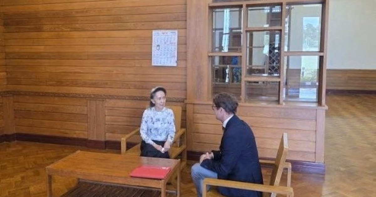 La ex líder detenida de Myanmar, Aung San Suu Kyi, se reunió con la Cruz Roja por primera vez desde el golpe militar que la derrocó en 2021La reunión ocurrió en medio de las preocupaciones por el estado de salud de la dirigente, de 81 años. Desde la toma del poder por parte del Ejército en 2021, la ubicación exacta de la ex mandataria y sus condiciones de salud fueron difíciles de confirmar debido a las restricciones impuestas por las autoridades