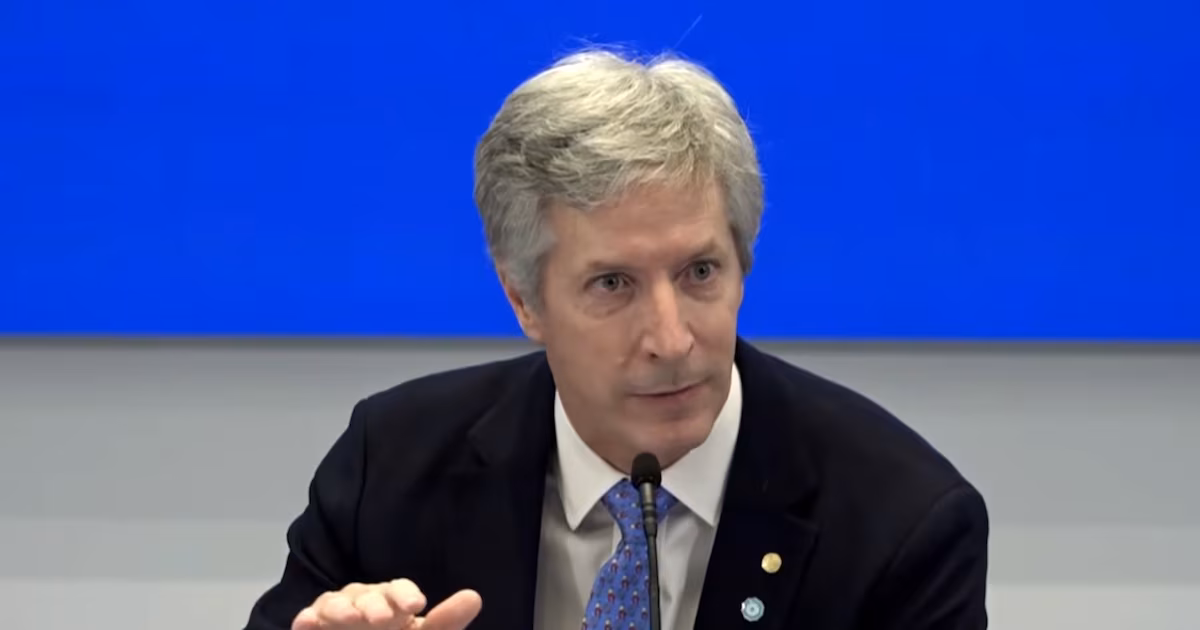El presidente del BCRA admitió que la economía crece “mucho más despacio” de lo que espera el Gobierno