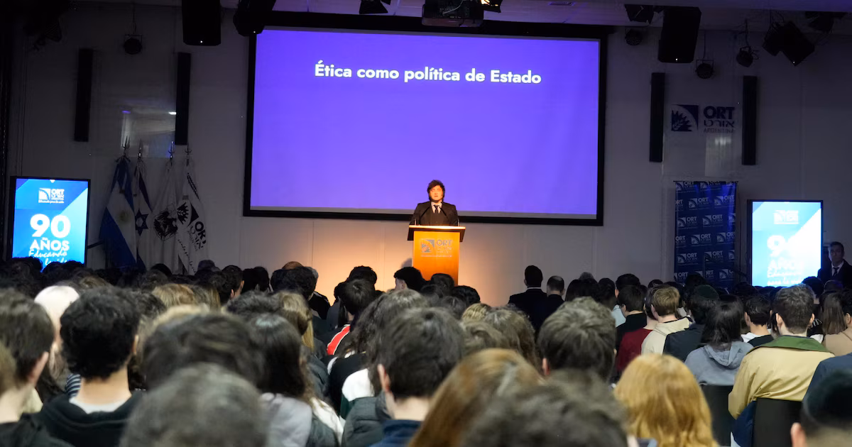 Con guiños a las elecciones y un fuerte operativo de seguridad: cómo fue la hermética charla de Javier Milei en una escuela secundaria