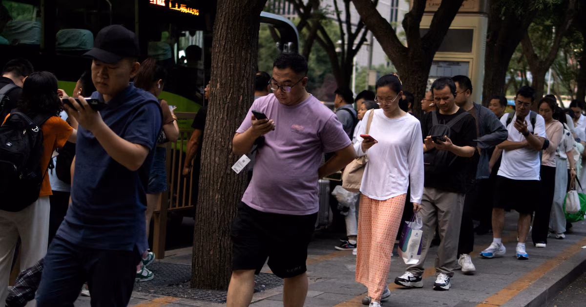 La advertencia de economistas: qué oculta la tasa oficial de desocupación del 5% en ChinaLa falta de series sobre participación y desaliento laboral limita el diagnóstico, mientras la fuerza laboral cae desde su pico de 2015 y el crecimiento de sueldos urbanos se frenó al 3,4% en 2025