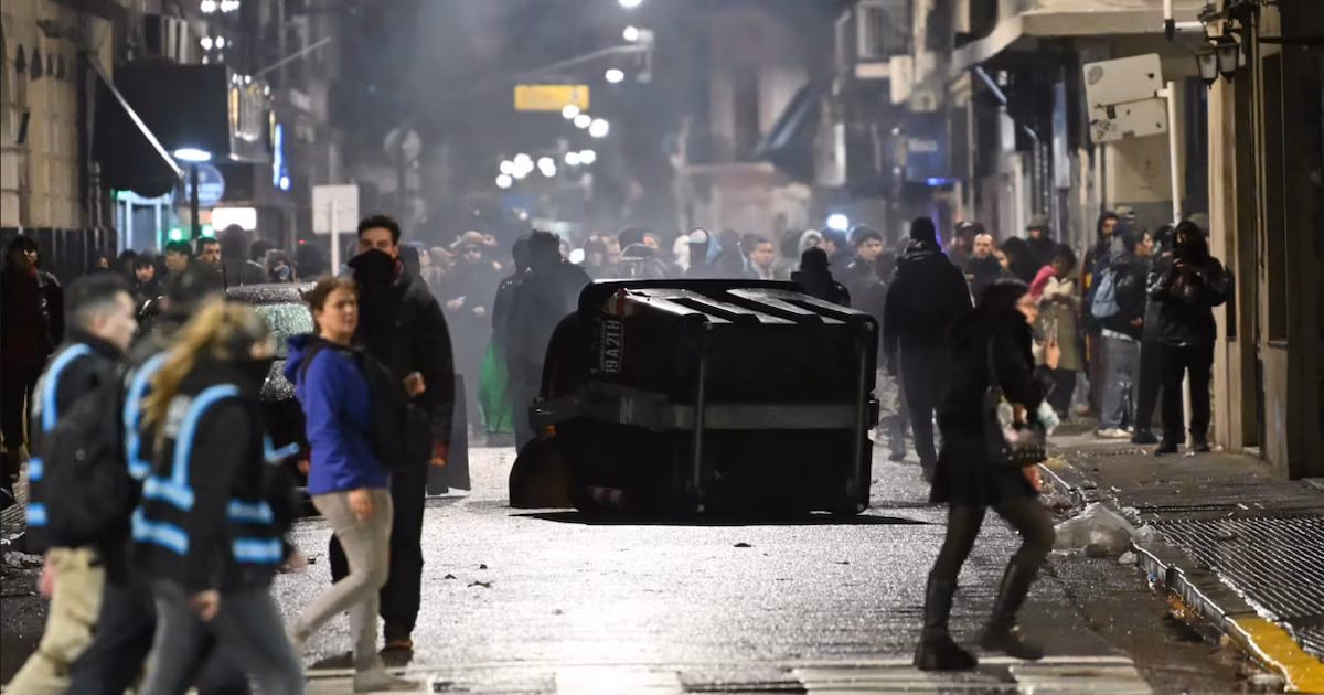 Gases, piedras y patrulleros destrozados: las imágenes y los videos de los incidentes en el Congreso