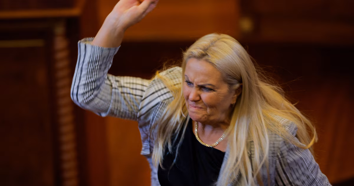 Escándalo en el Parlamento de Kosovo: una diputada lanzó huevos contra el primer ministro Albin KurtiEl incidente se registró durante una nueva disputa por la formación de las instituciones tras las elecciones de junio