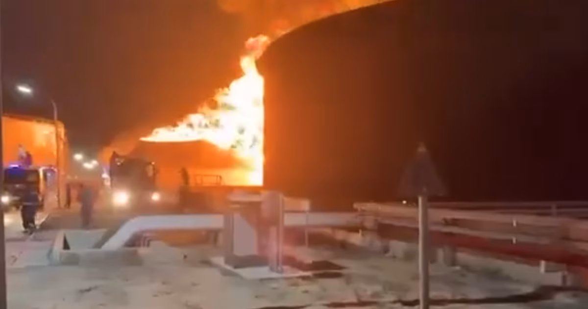 Un ataque contra la principal refinería de Libia destruyó un tanque con 4,5 millones de litros de gasolinaEl complejo, situado a unos 45 kilómetros de Trípoli, tiene capacidad para procesar 120.000 barriles diarios y ya había sido atacado durante el fin de semana