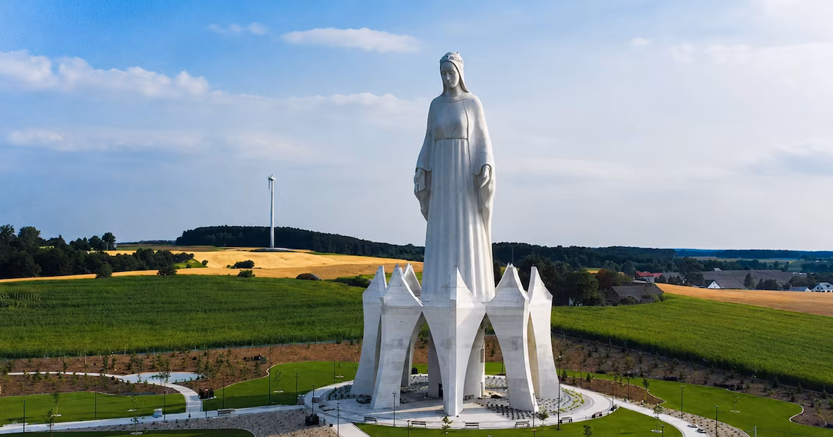 Polonia está a punto de inaugurar la estatua de la Virgen María más alta de EuropaLa escultura mide 55,6 metros, se levanta en Konotopie y será bendecida el 15 de agosto. La obra ya atrae peregrinos y turistas a una localidad de unos 120 habitantes
