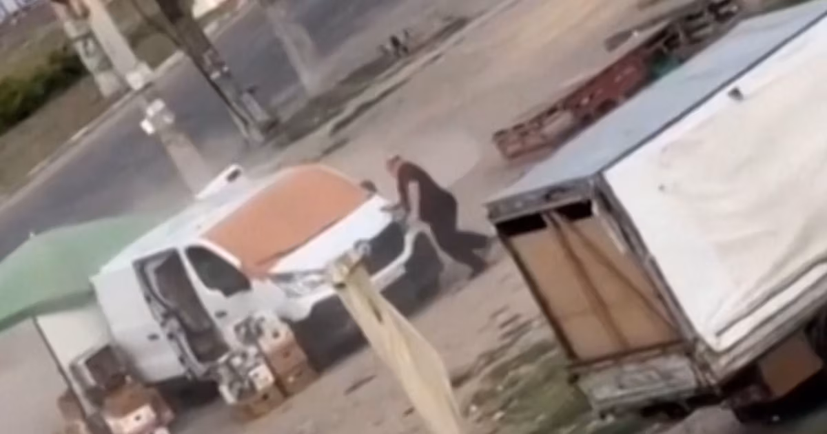 “Safaris humanos” rusos en Kherson: el momento en que un dron persigue y ataca deliberadamente a un civil ucranianoEl video muestra al artefacto acosando a un hombre en un mercado antes de detonar junto a él. Kiev calificó el hecho como un “crimen de guerra” de las tropas de Putin