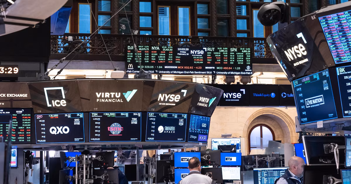 El S&P 500 y el Dow Jones cerraron con nuevos récords tras el repunte de las acciones y la baja del crudoLos principales índices de Wall Street subieron con fuerza el martes, con el tecnológico a la cabeza, apoyados por balances empresariales mejores de lo esperado y por el retroceso del Brent a 79,36 dólares