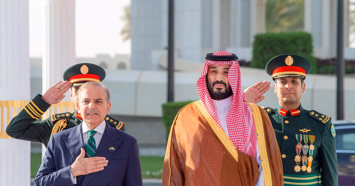 El primer ministro de Pakistán viaja a Arabia Saudita en plena escalada de tensión en el golfo PérsicoLa visita de Shehbaz Sharif, que se extiende hasta el sábado, busca reforzar el pacto de defensa mutua firmado en 2025 mientras Islamabad intenta sostener el memorando que puso fin a la guerra entre Estados Unidos e Irán