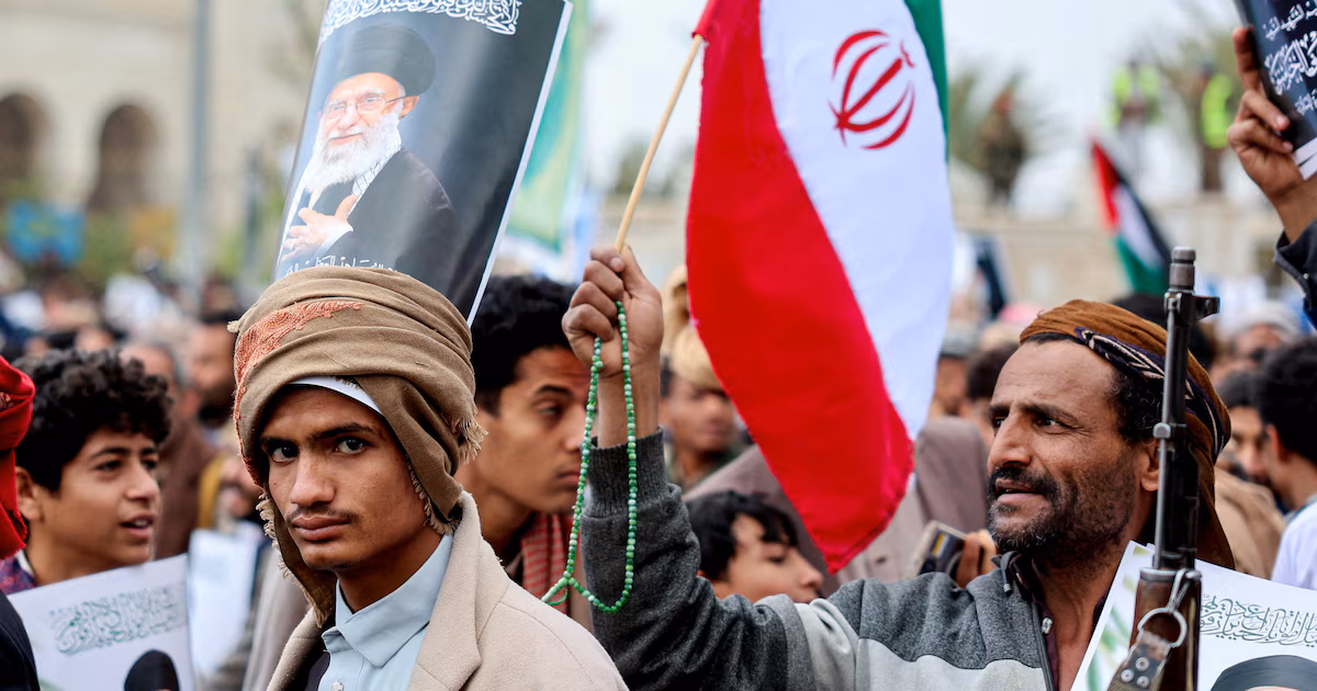 Los rebeldes hutíes apoyados por Irán golpearon de nuevo en Yemen: al menos tres soldados muertos en MaribLas milicias atacaron con drones en la estratégica provincia petrolera de Marib. Otros cuatro militares resultaron heridos y fue cortado el servicio de internet en la región. Es la segunda ofensiva letal en menos de 48 horas