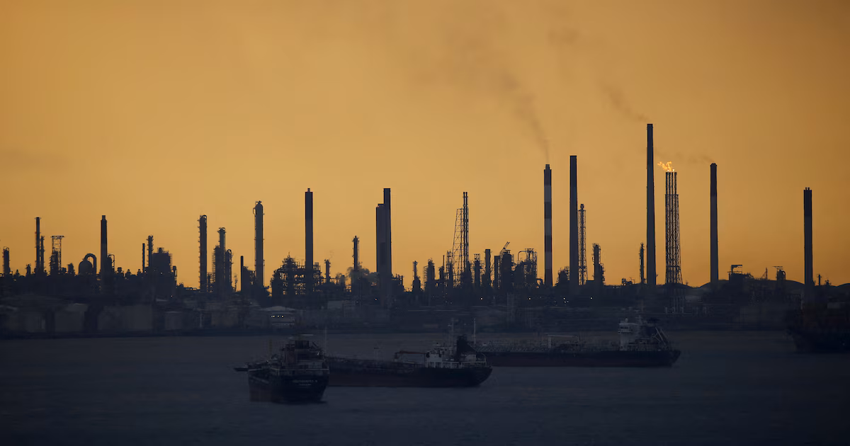 El precio del petróleo sube ante la falta de certezas sobre la reapertura del estrecho de OrmuzEl aumento en el valor del crudo coincide con la confirmación de Irán de que las conversaciones con Omán para definir nuevas condiciones y corredores de navegación se encuentran en su etapa final. Sin embargo, Teherán sostiene que la normalización del tránsito naval depende además de otras exigencias dirigidas a Washington