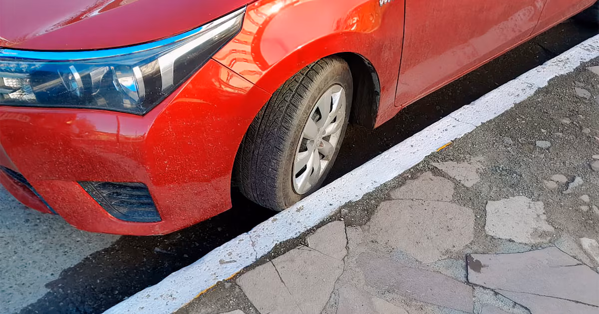 ¿Puede romperse el auto por estacionar con las ruedas contra el cordón?: qué dicen los expertos