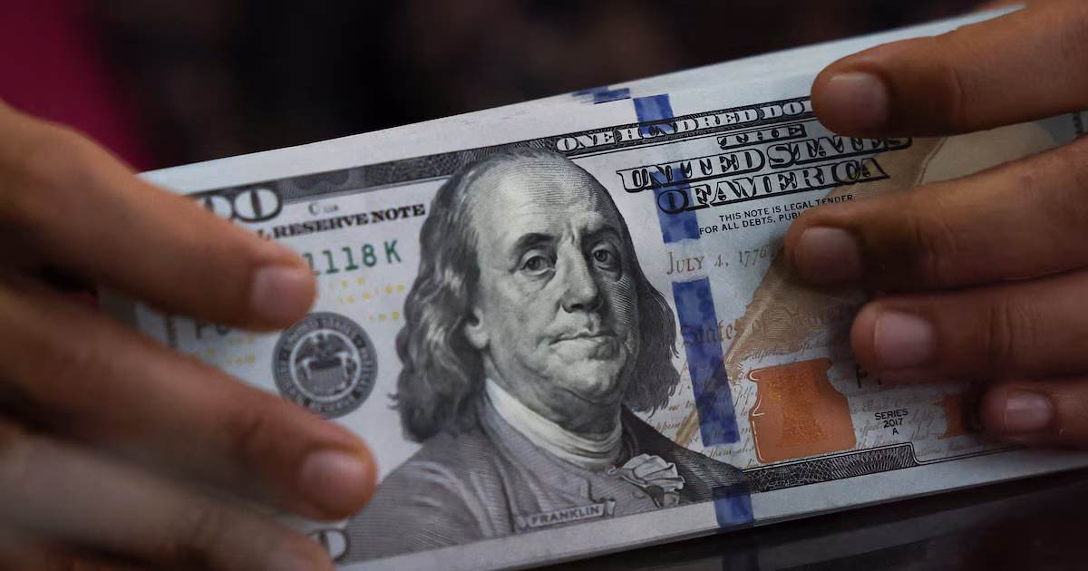 El dólar mayorista operó en alza y quedó al borde de los 1.500 pesos