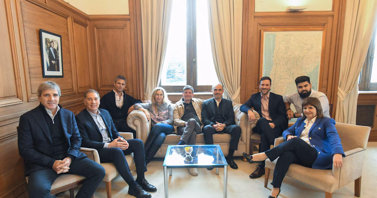 El Gobierno analiza en la mesa política las próximas sesiones legislativas y el acercamiento con el PRO